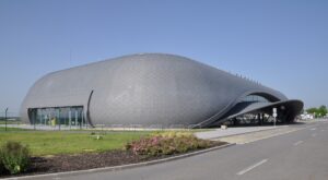 Moderní terminál Letiště Brno-Tuřany s charakteristickou zvlněnou střechou
