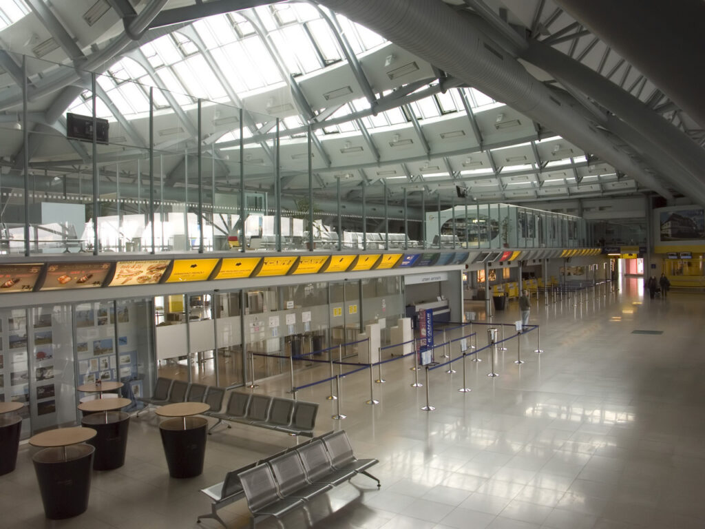 Odbavovací hala Letiště Brno-Tuřany s přepážkami check-in a čekacími místy