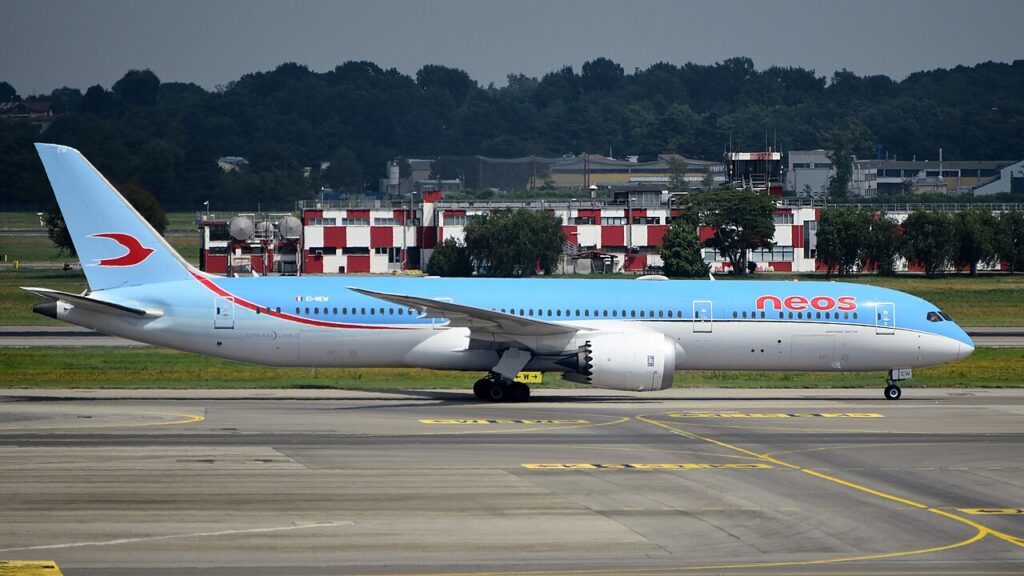 Boeing 787-9 Dreamliner italské aerolinky Neos v modro-bílých barvách pojíždí po ploše letiště